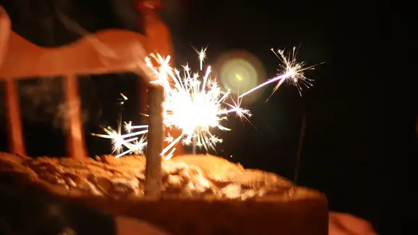 עוגת יום הולדת עם זיקוקי ניצוץ
